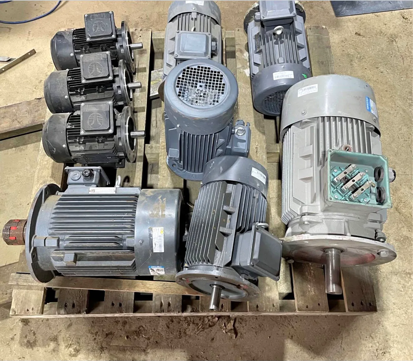 Electric motors arranged on a pallet