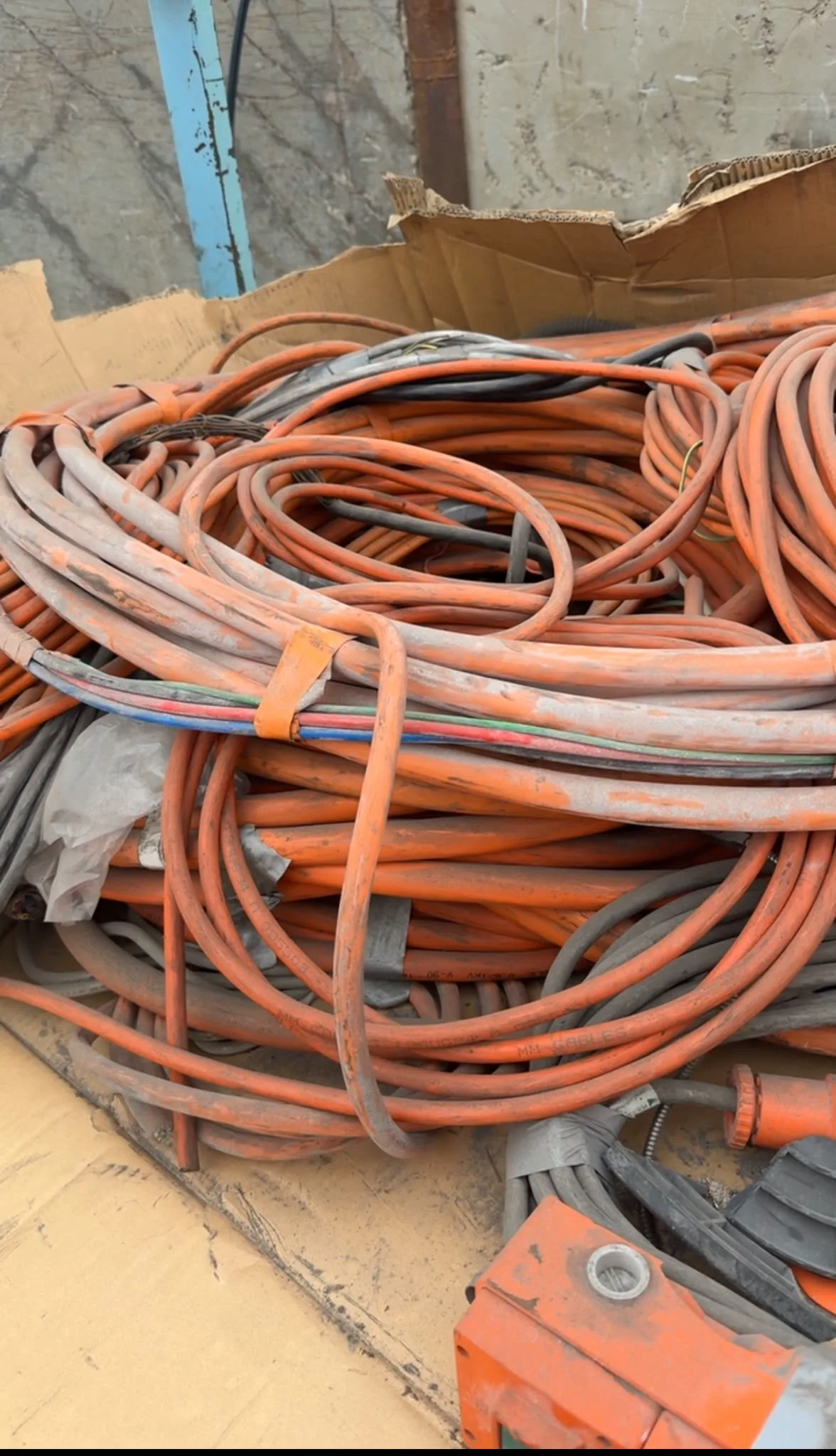 Heavy insulated cable and mixed recyclable material